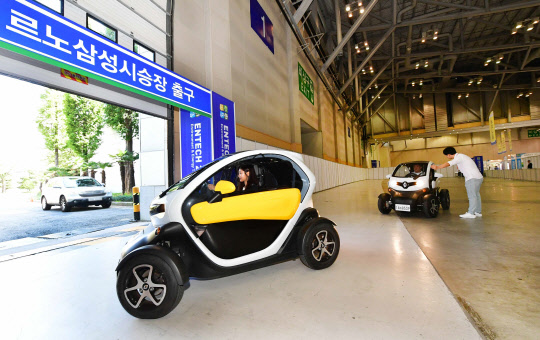 르노삼성자동차는 오는 7일까지 부산 벡스코 제1전시장에서 열리는 국제환경·에너지 분야 통합 전문전시회인 '제12회 국제환경·에너지산업전(NTECH 2018)'에 참가한다고 6일 밝혔다. 전시회 관람객이 초소형 전기차 르노 트위지 시승 프로그램에 참가해 주행 중인 모습. <르노삼성자동차 제공>